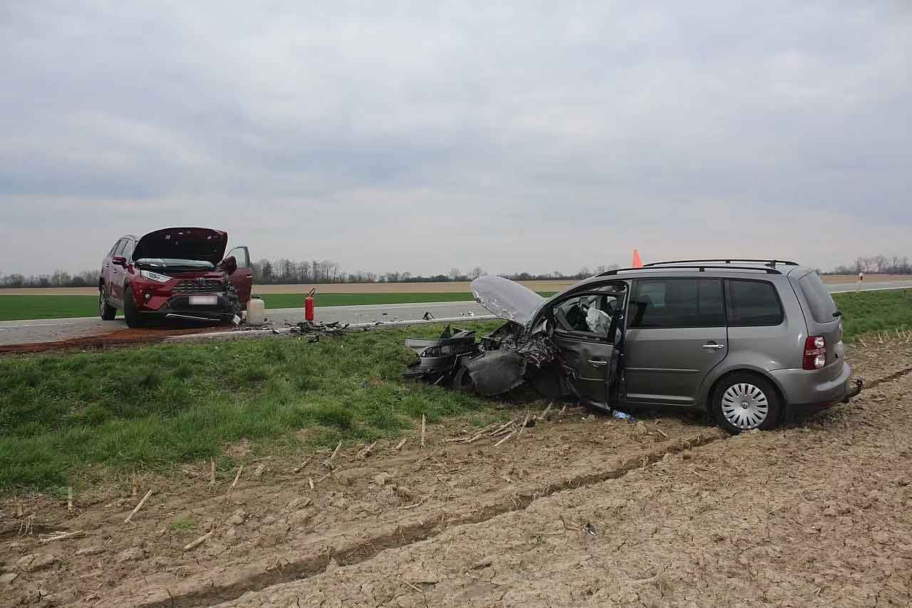 Srážka aut nedaleko Olomouce: 2 zraněni a škoda 700 tisíc Kč