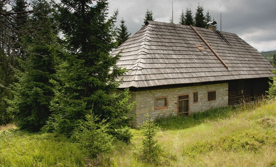Roklanská chata na Šumavě se bourat nebude, čeká ji konzervace