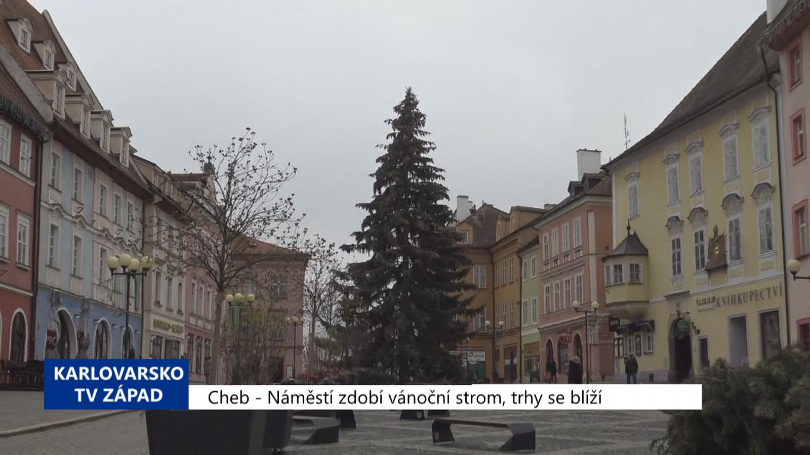 Cheb: Náměstí zdobí vánoční strom, trhy se blíží (TV Západ)