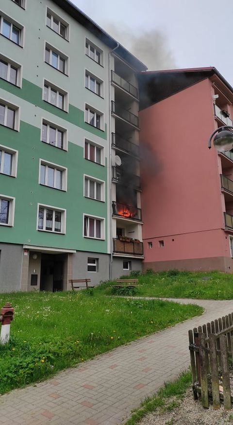 Aš: Hasiči likvidovali požár balkonu