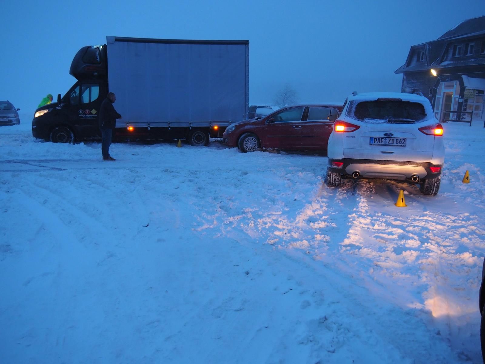 Boží Dar: S vozidlem uvízl ve sněhu. Zezadu do něj narazil jiný řidič