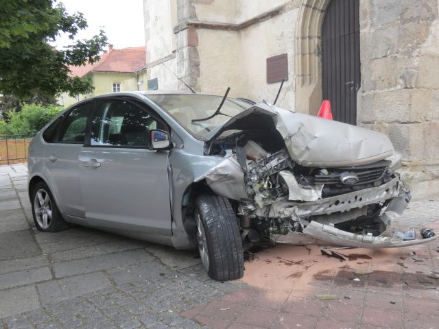 Cheb, Hazlov: Dvě nehody. Jeden řidič naboural do kostela, druhý do střechy čerpací stanice