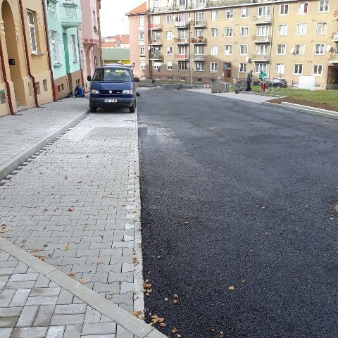 Cheb: Město dokončilo rekonstrukci komunikace v ulici Bezručova