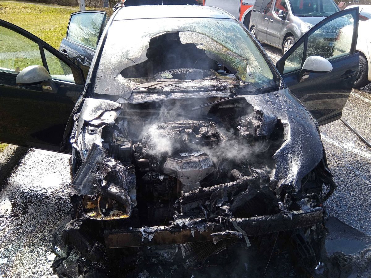 Cheb: Požár zcela zničil motorovou část vozidla