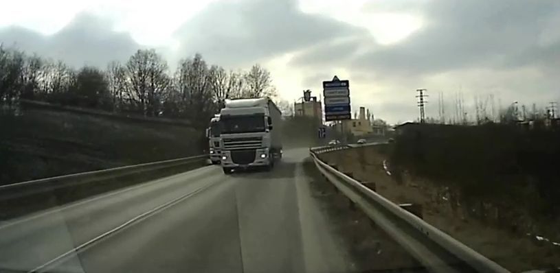 Chebsko: Při předjíždění ohrozil několik řidičů