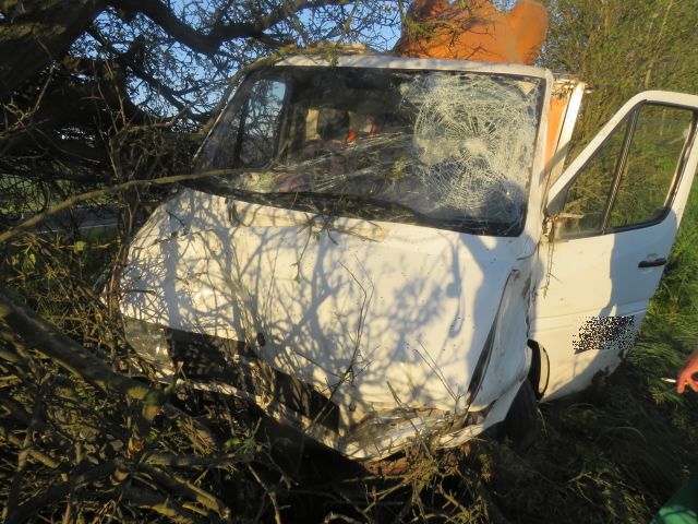 Chebsko: Z nákladního vozidla odlétl za jízdy větší předmět