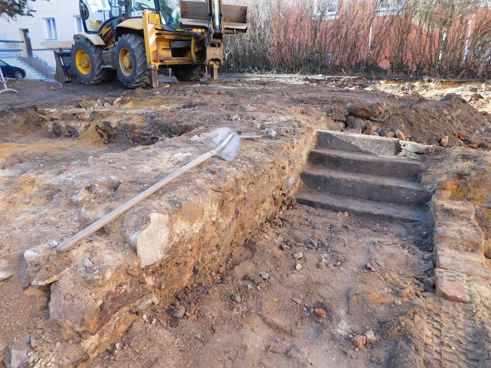 Chebští archeologové nalezli zbytky středověkého zdiva