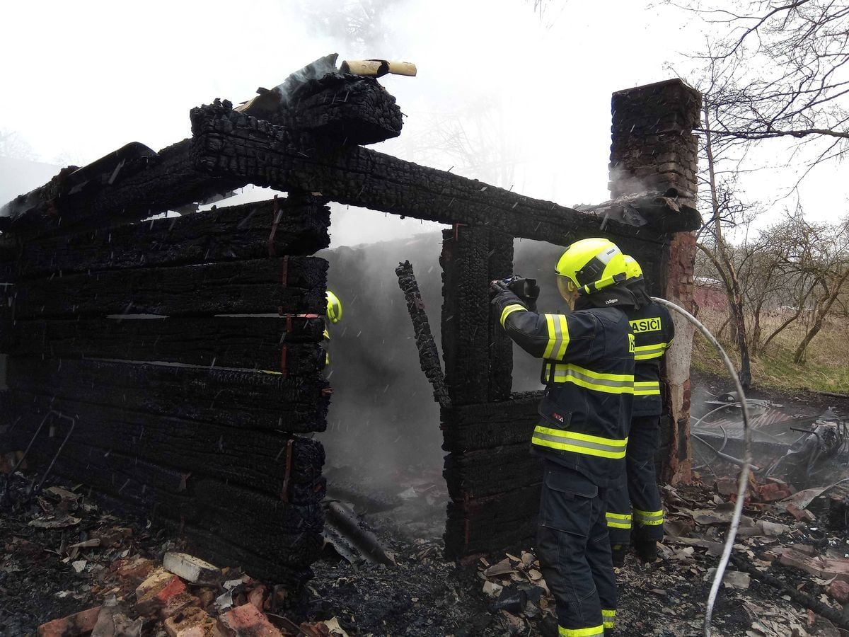 Dasnice: Požár chaty zastavil provoz na železnici