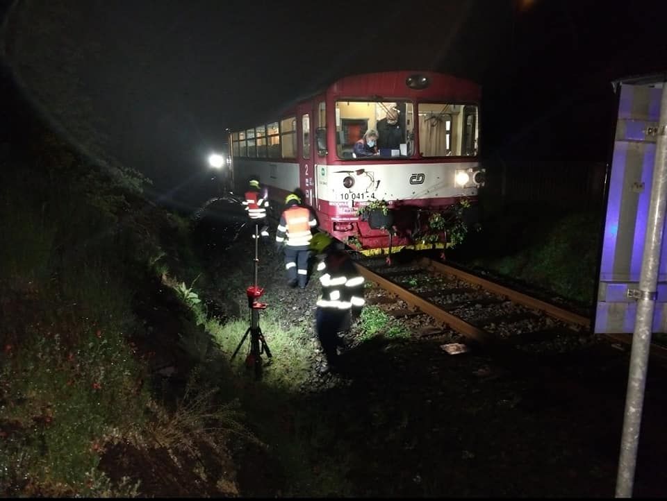 Hazlov: U obce narazil vlak do stromu 