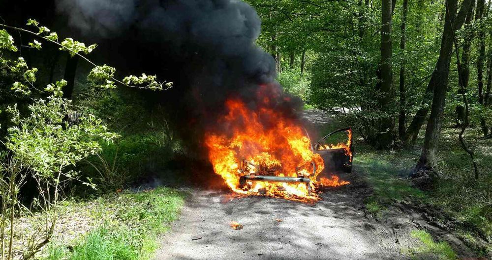 Hrušková: Oheň zcela zničil osobní auto