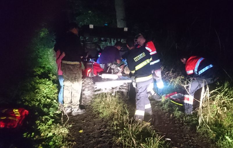Karlovarsko: Pacienta z nepřístupného terénu transportovala hasičská čtyřkolka
