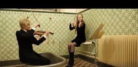 Karlovarští symfonici poukazují videoklipem v Císařských lázních na chybějící koncertní sál