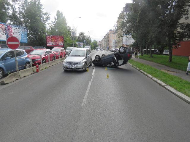 Karlovy Vary: Starší řidič nedal přednost a s vozidlem skončil na střeše