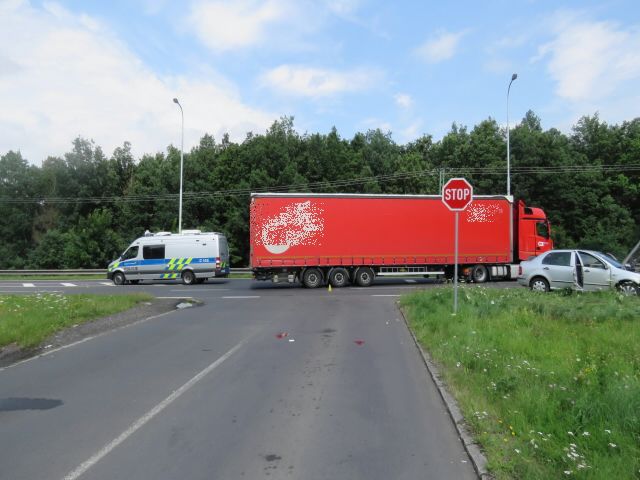 Karlovy Vary: Střet osobního vozidla s nákladním 