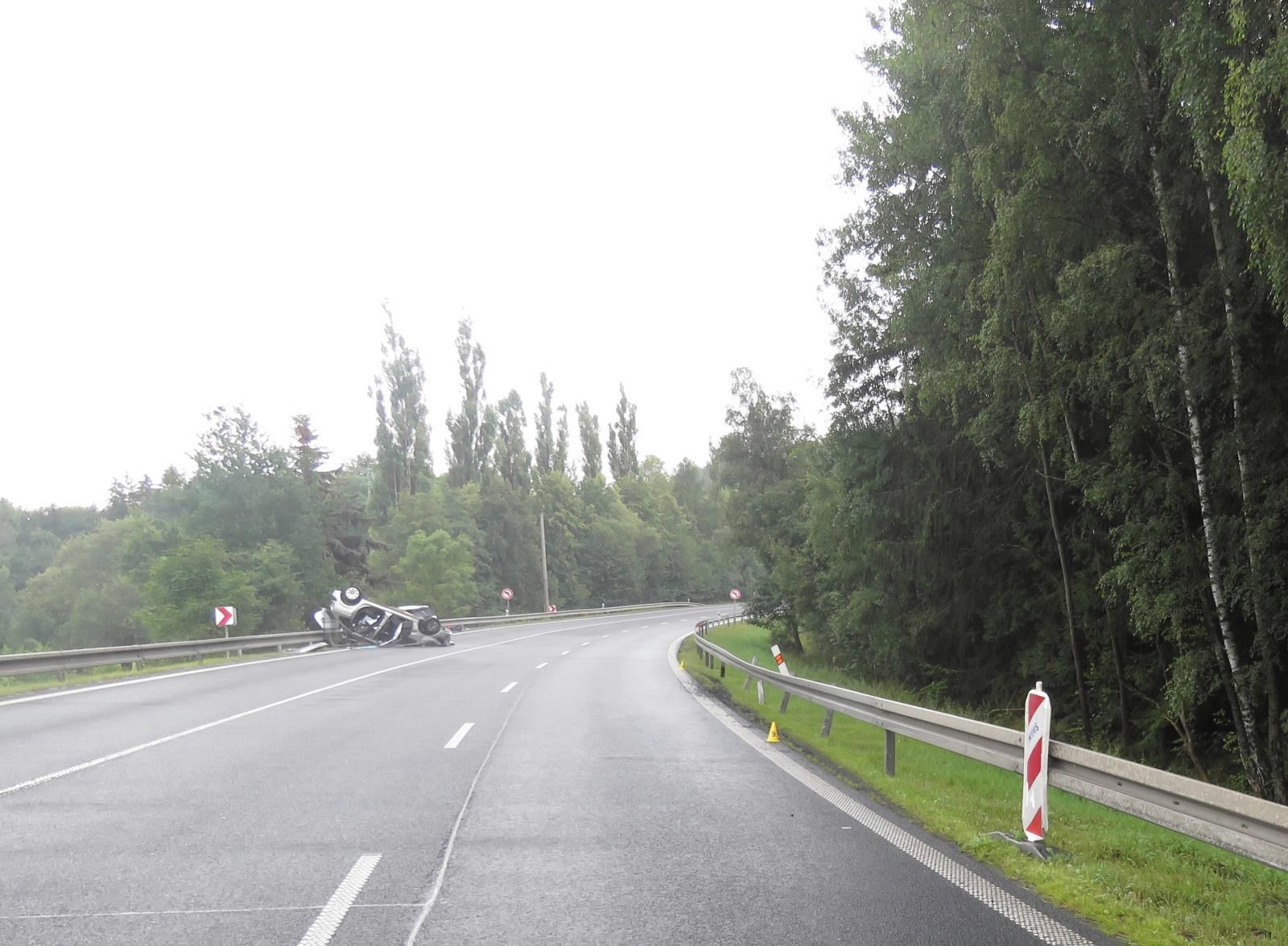 Karlovy Vary: Včerejší tragickou nehodu nepřežily dvě osoby