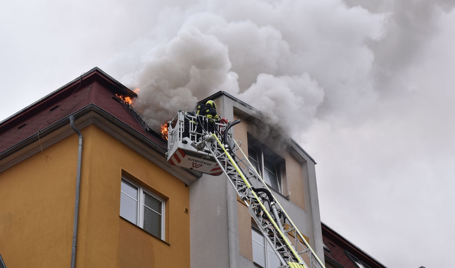 Karlovy Vary: Ve městě vyhořel podkrovní byt