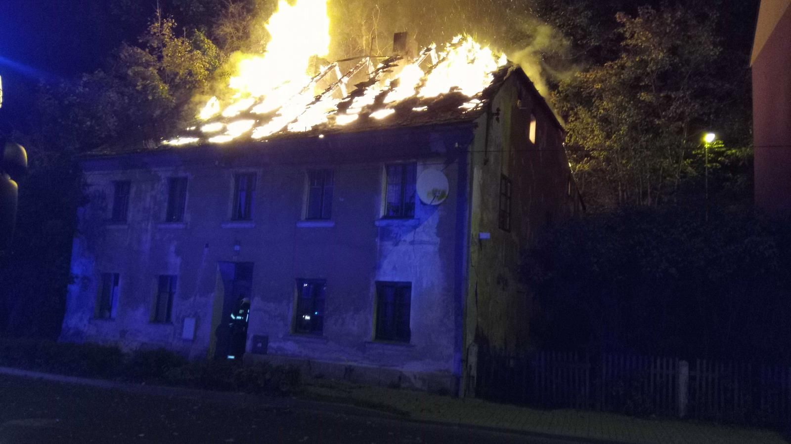 Loket: Požár zcela zničil střechu domu