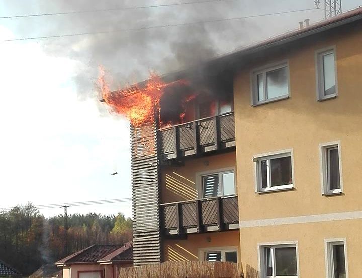 Lomnice: V obci vyhořel dům. Starosta musel zajistit náhradní ubytování pro 11 rodin