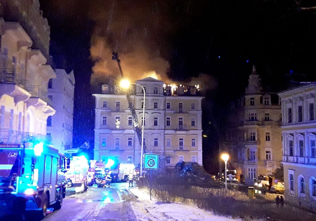 Mariánské Lázně: Při likvidaci požáru domu se zranil jeden hasič
