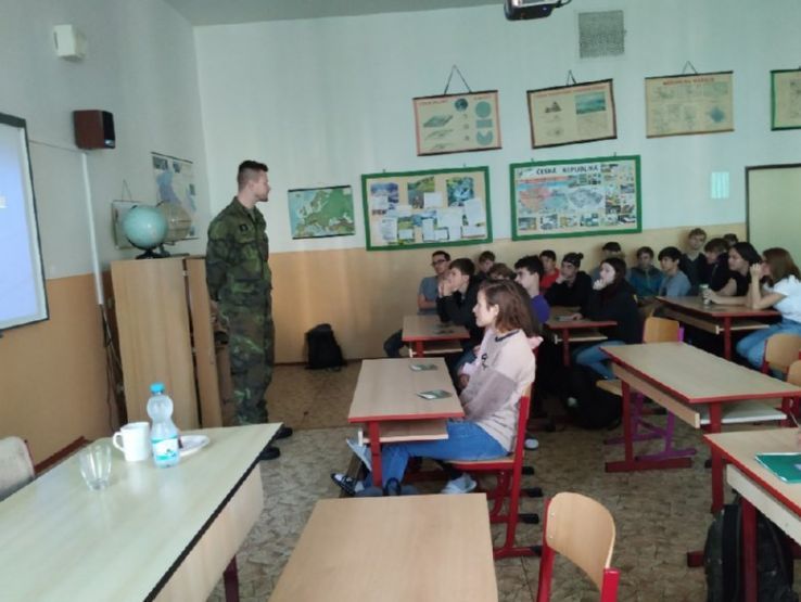 Novodobí váleční veteráni besedovali se žáky základních škol