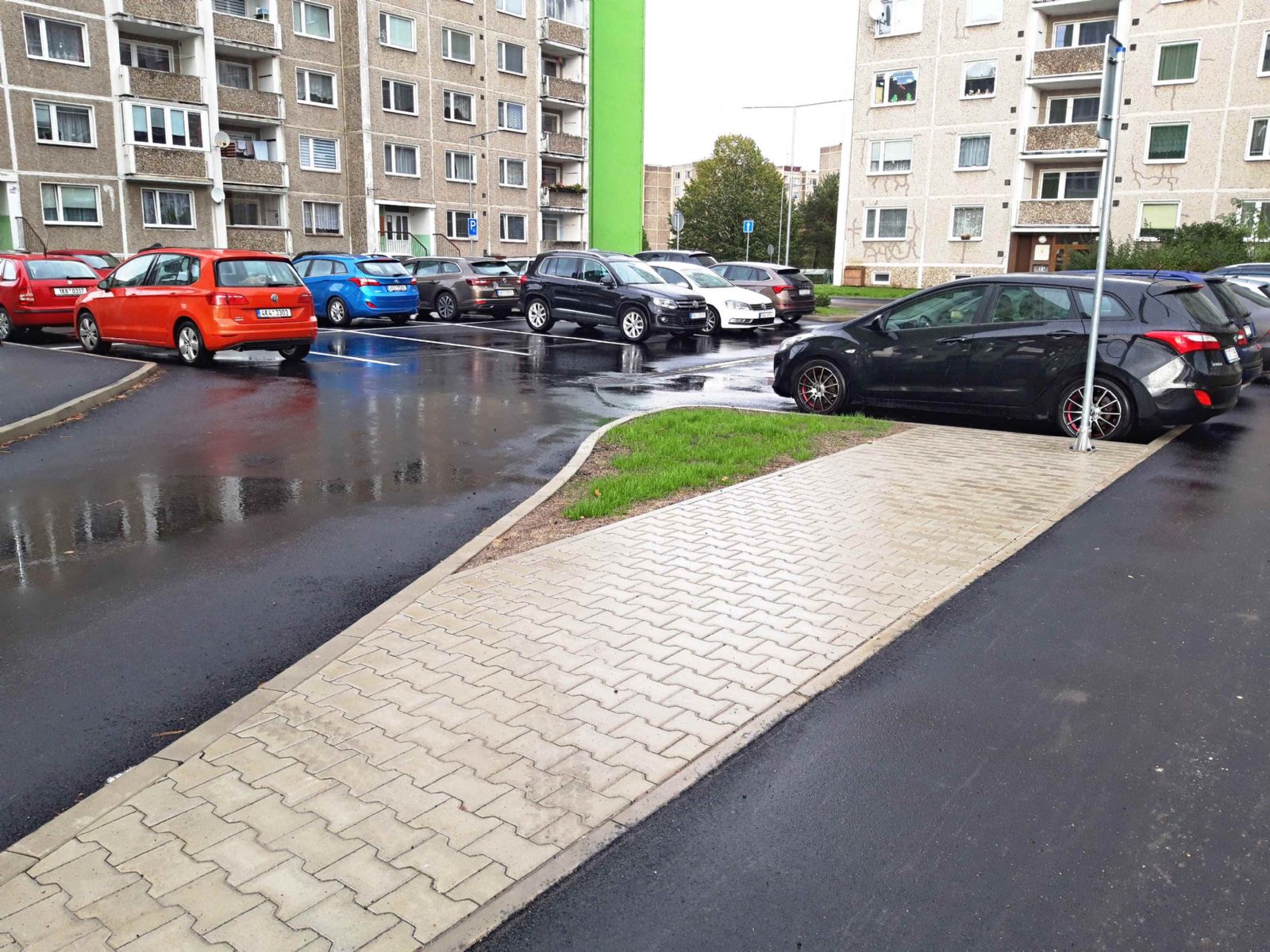 Sokolov: Nové parkoviště již slouží obyvatelům Atletické ulice