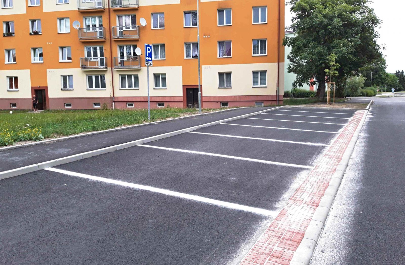Sokolov: Obyvatelům Heyrovského ulice už slouží nové parkoviště