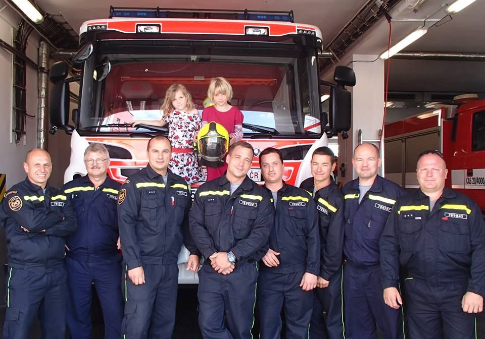 Sokolov: Rodiče nalezených holčiček přišli hasičům osobně poděkovat 