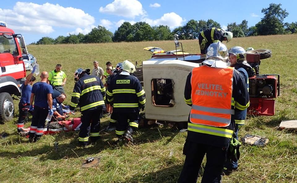 Teplá: Převrácený traktor zavalil mladého muže. Na místo nehody letěl vrtulník