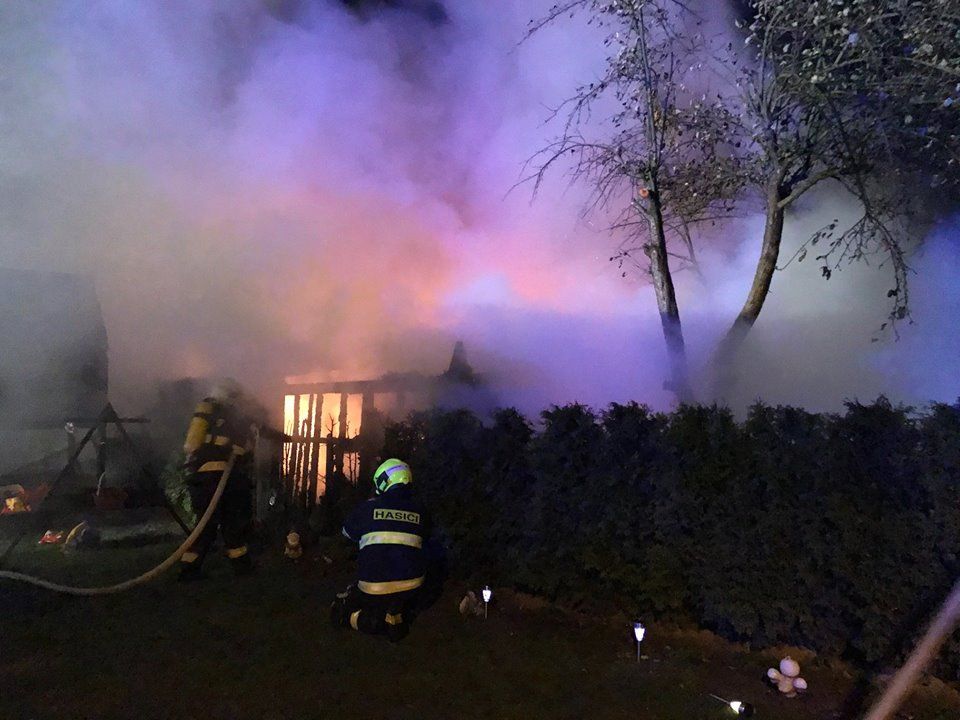 Velký Rybník: Čtyři jednotky hasičů zasahovaly u požáru chaty a dřevníků
