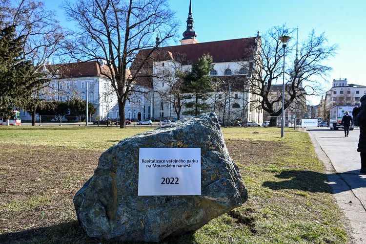 Rekonstrukce parku na Moravském náměstí jde do finále