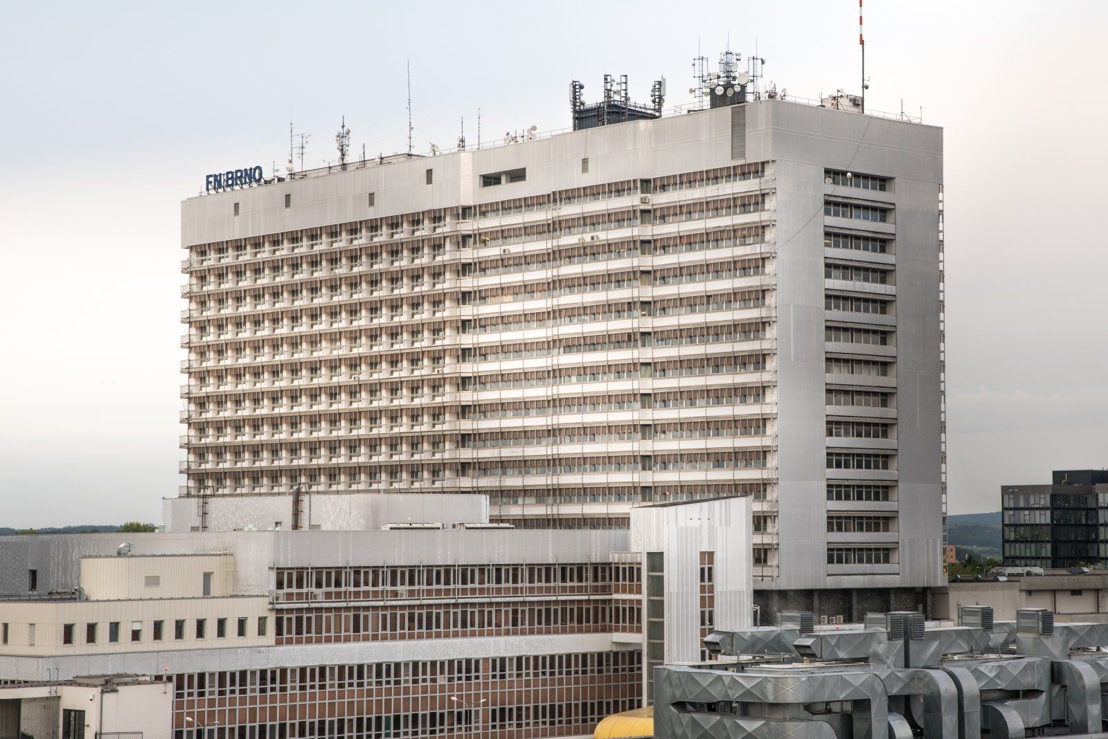 Ve FN Brno léčí covid-19 u závažně nemocných pacientů vysoce účinnou kombinovanou léčbou, lékaři v ní vidí velký potenciál