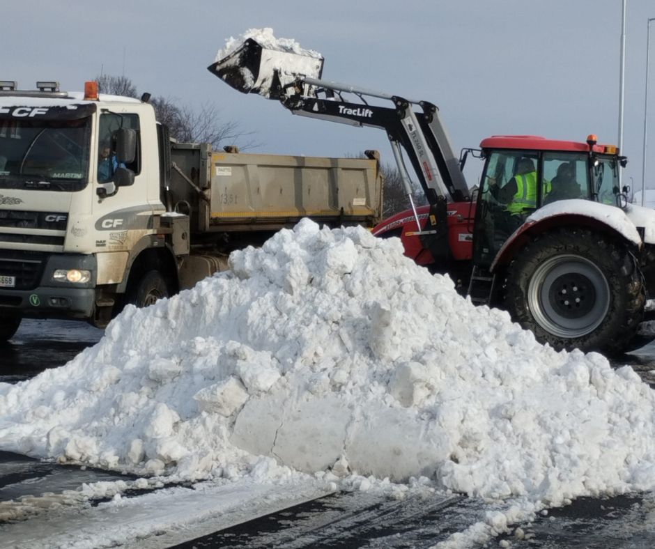 Traktory moravských zemědělců pomáhají se zimní údržbou silnic 